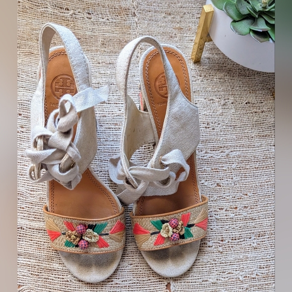 Tory Burch • Geraldine Raffia Linen Sandal in Natural